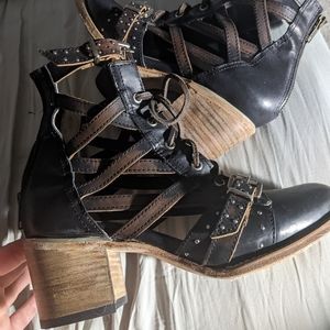 Reposhing as they are too small for me.